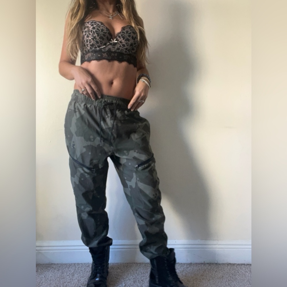 Under Armour Menβs Camo Cargo Jogger PantsππSmall ππ - Picture 9 of 12